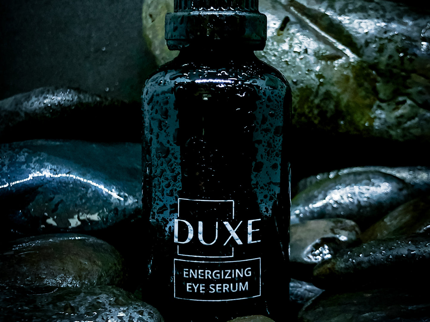 Околоочен серум DUXE Energizing Eye Serum във влажна среда – lifestyle снимка