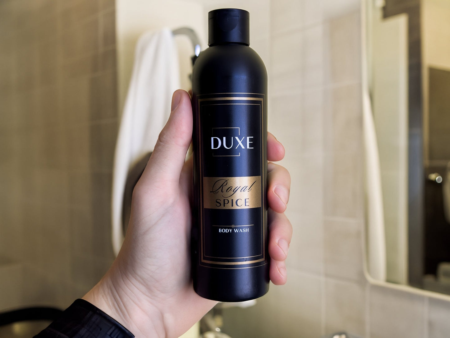 Душ гел за мъже DUXE Royal Spice в баня – lifestyle снимка по време на употреба