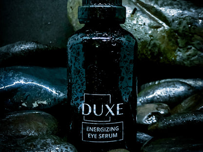 Околоочен серум DUXE Energizing Eye Serum във влажна среда – lifestyle снимка