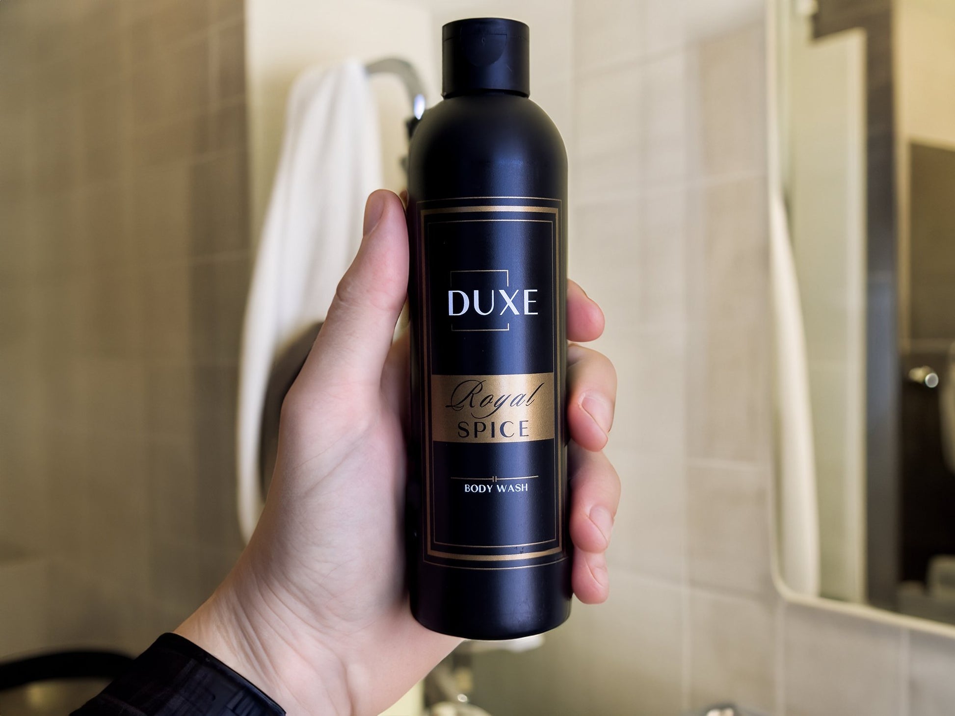Душ гел за мъже DUXE Royal Spice в баня – lifestyle снимка по време на употреба