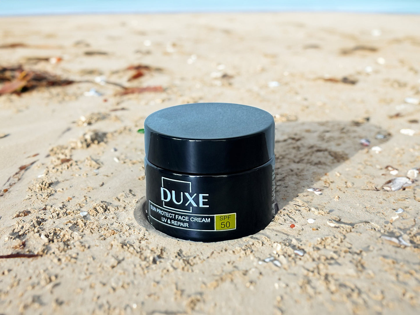 Слънцезащитен крем за лице DUXE SPF 50 на плажа – lifestyle снимка